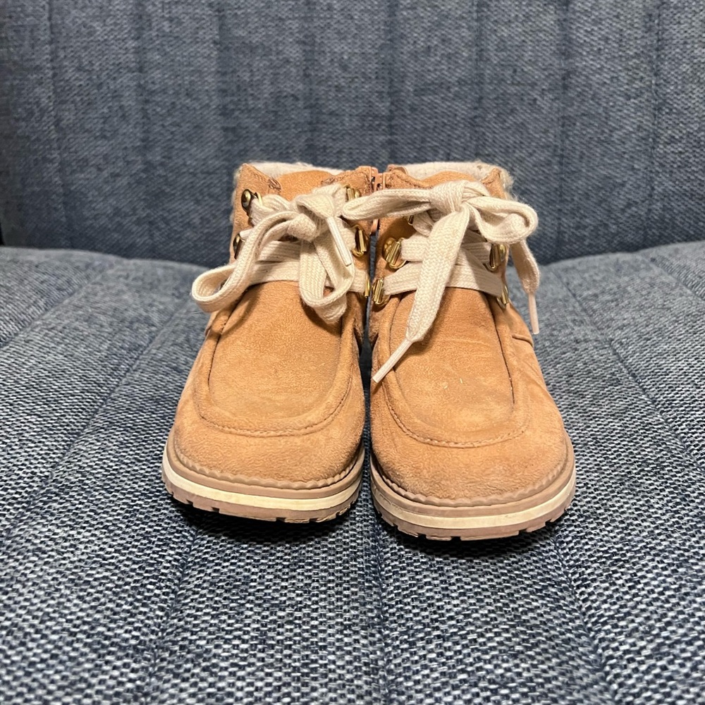 Cat & Jack Adorable Toddler Lace Up Combat Esque Boots
Size 9T.